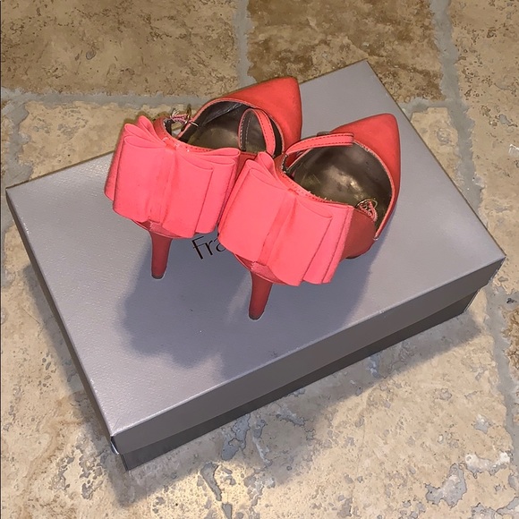 Beautiful bow heels - Picture 3 of 5